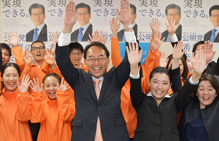 比例東海ブロックで初当選が確実となり、支持者らと喜び合う西園勝秀氏＝27日　静岡市