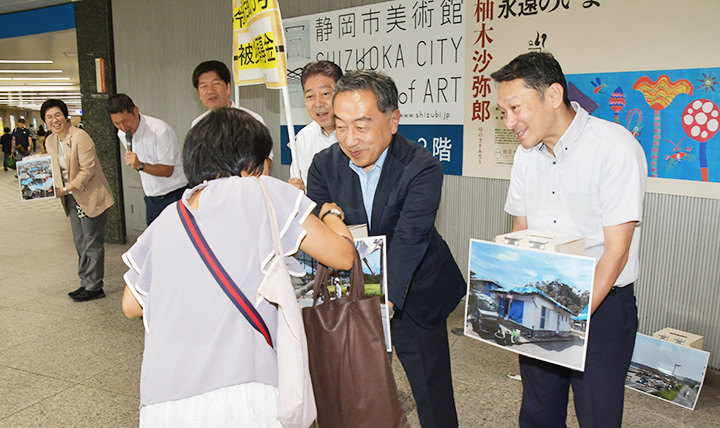 募金への協力を呼び掛ける上田氏（右から2人目）ら＝20日　静岡市