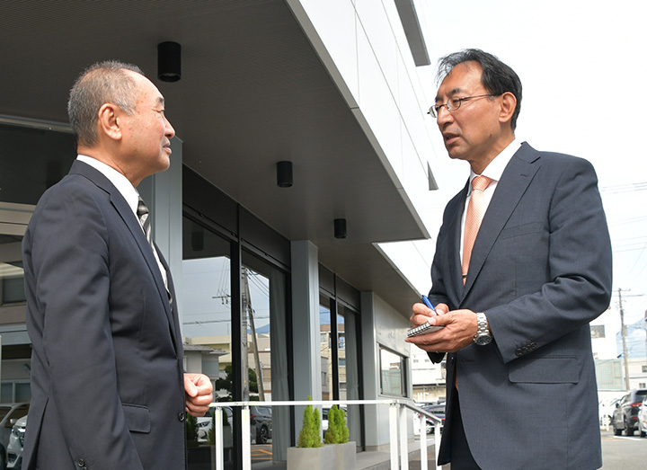 建設会社の代表取締役（左）と意見交換する西園氏