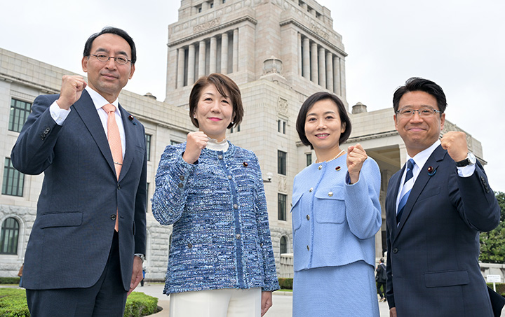 清新な決意で初登院した（右から）山口、大森、沼崎、西園の各氏＝11日　国会議事堂前