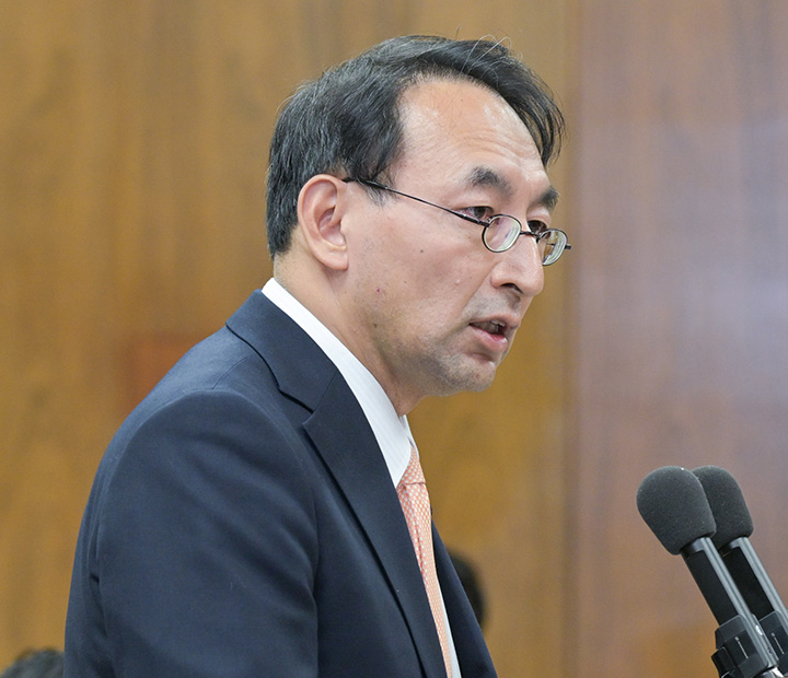 初質問する西園氏=19日 衆院安保委