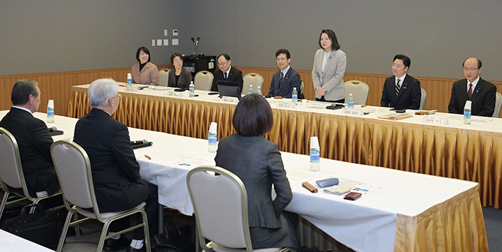 県浄化槽協会と意見交換する竹谷代表代行（右から3人目）＝26日　金沢市