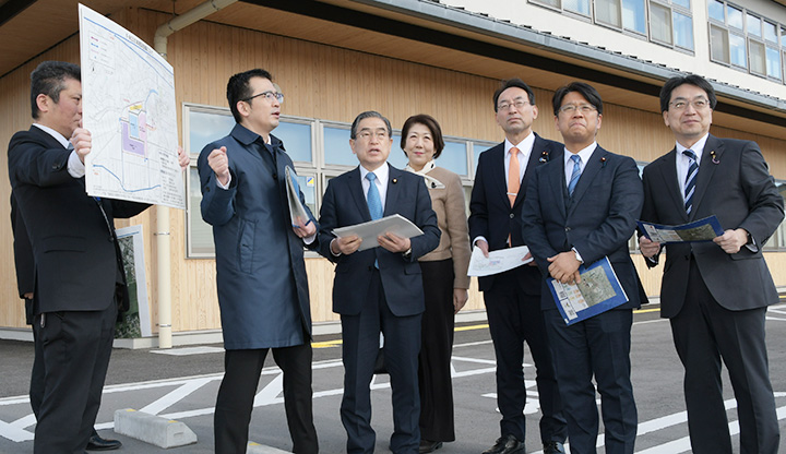 F―REIの施設予定地を確認する（左3人目から）若松、沼崎、西園、山口（良）、高橋（次）の各氏＝8日　福島・浪江町