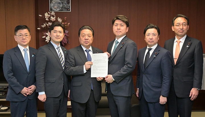 大雪被害を受け、道路の除排雪への財政支援を求める佐藤座長（中央左）、安江部会長（左隣）、中川部会長（右から2人目）ら＝19日　国交省