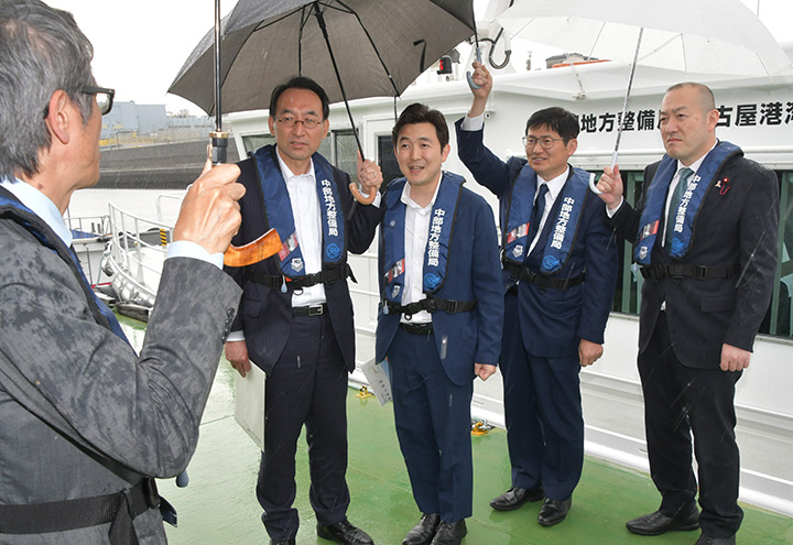 名古屋港の概要などについて聴く安江氏(中央)と西園氏(左隣)ら=2日 名古屋市