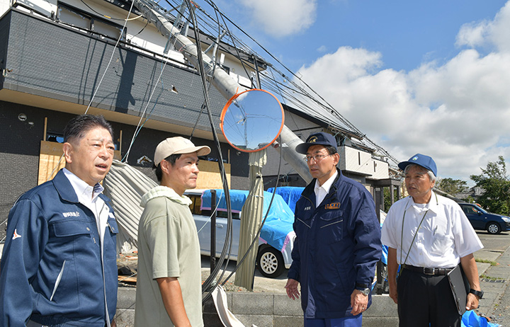 上原さん（中央左）から細江地区の被害状況を聴く西園氏（同右）ら＝6日　静岡・牧之原市