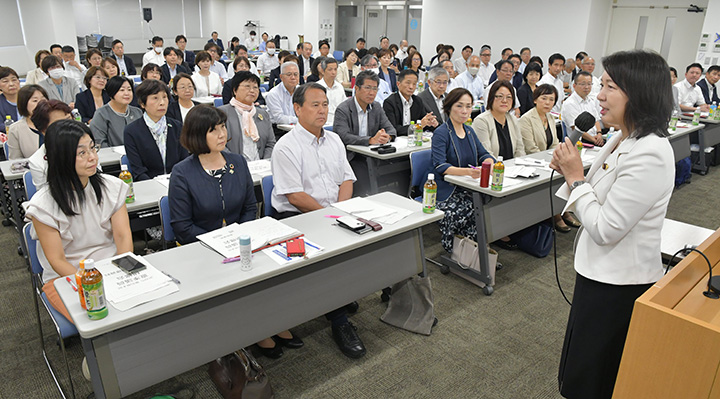 党愛知県本部の夏季議員研修会であいさつする竹谷代表代行=13日 名古屋市