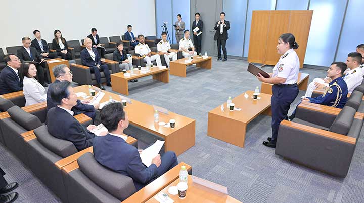 修了生から表敬を受け、懇談する斉藤代表（手前右から3人目）ら＝17日　衆院第1議員会館