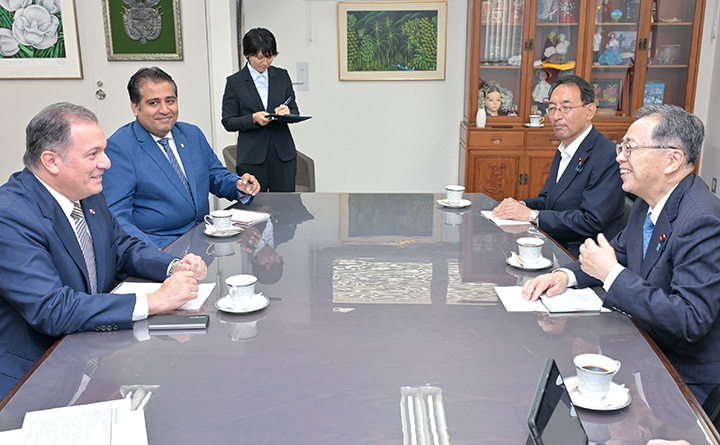 コーエン大使（左端）と懇談する斉藤代表（右端）と西園氏（左隣）＝18日　都内