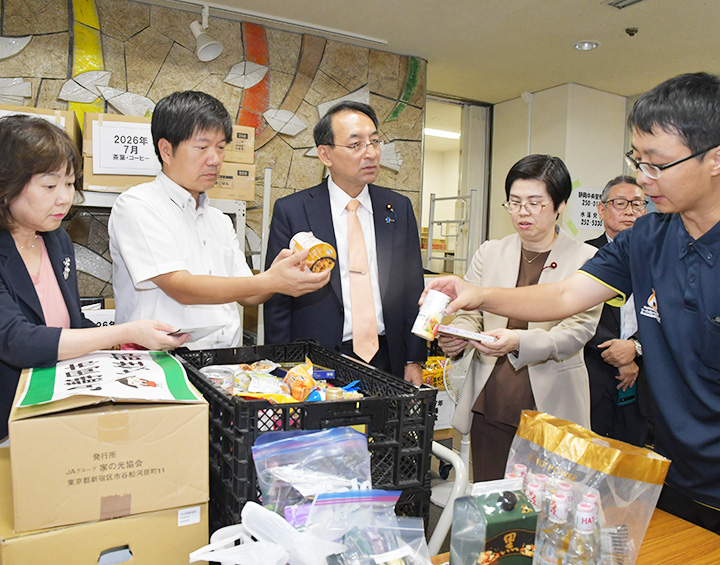 フードバンクふじのくにで取り組みを聴く西園氏（中央）ら＝3日　静岡市