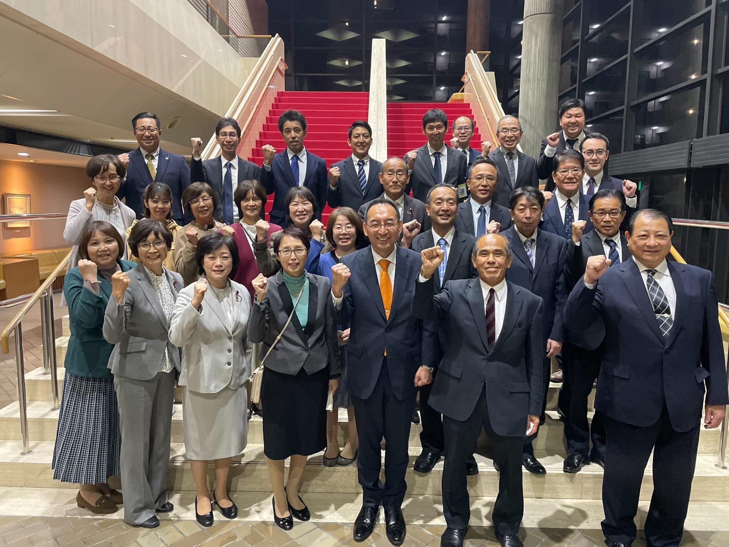 浜松市浜北文化センターで盛大に開催された公明党時局講演会でご挨拶させて頂きました。 ご参加くださった多くの皆様、ご多忙の中、誠に有難うございます。 友党自由民主党の城内実衆院議員から、温かいエールを頂きました。勇気百倍です。本当に有難うございます。 上田勇、三浦信祐の両参院議員からは、公明党が提唱し政府が進める経済対策などを訴えさせて頂きました。 今求められているのは政治の安定です。自公連立政権の確かな舵取りで、この難局を乗り越えて参ります。公明党への温かいご支援を何卒宜しくお願い申し上げます。