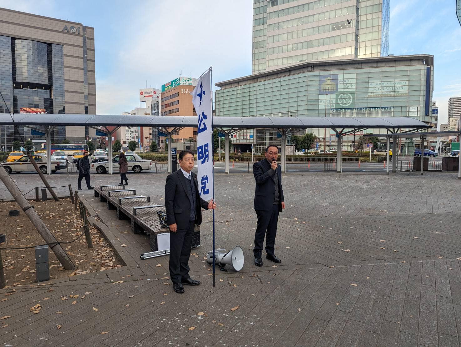 山本彰彦 県議、長島強 市議と一緒に、静岡駅北口前で通勤前の多くの方に公明党の施策を訴え