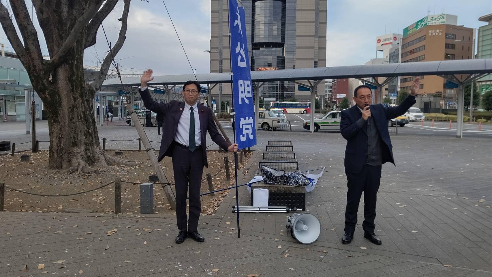 山本彰彦 県議、長島強 市議と一緒に、静岡駅北口前で通勤前の多くの方に公明党の施策を訴え