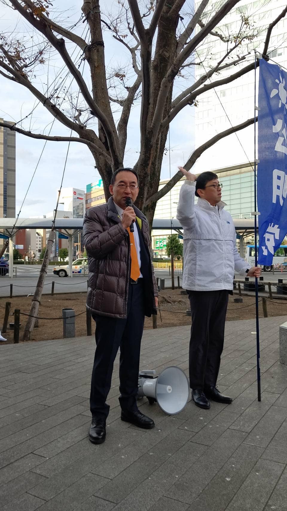 山本彰彦 県議、長島強 市議と一緒に、静岡駅北口前で街頭演説