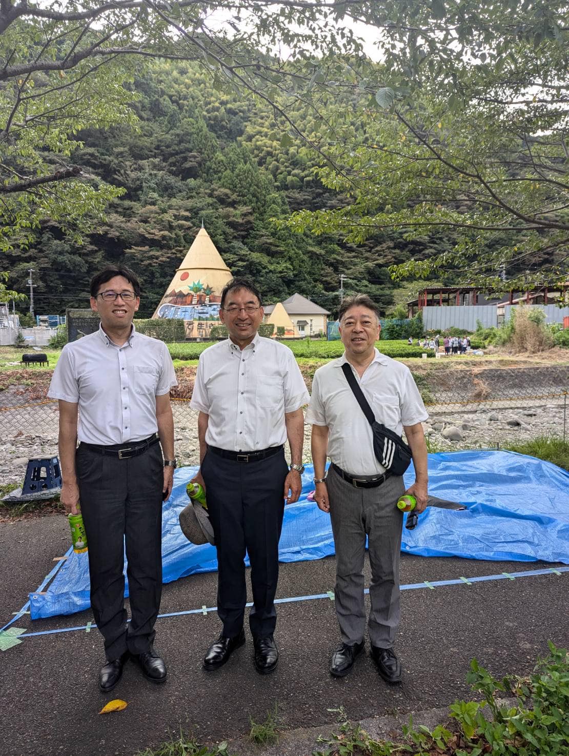 山本彰彦 県議、長島強 市議と一緒に、長尾川花火大会の会場で役員の皆様にご挨拶