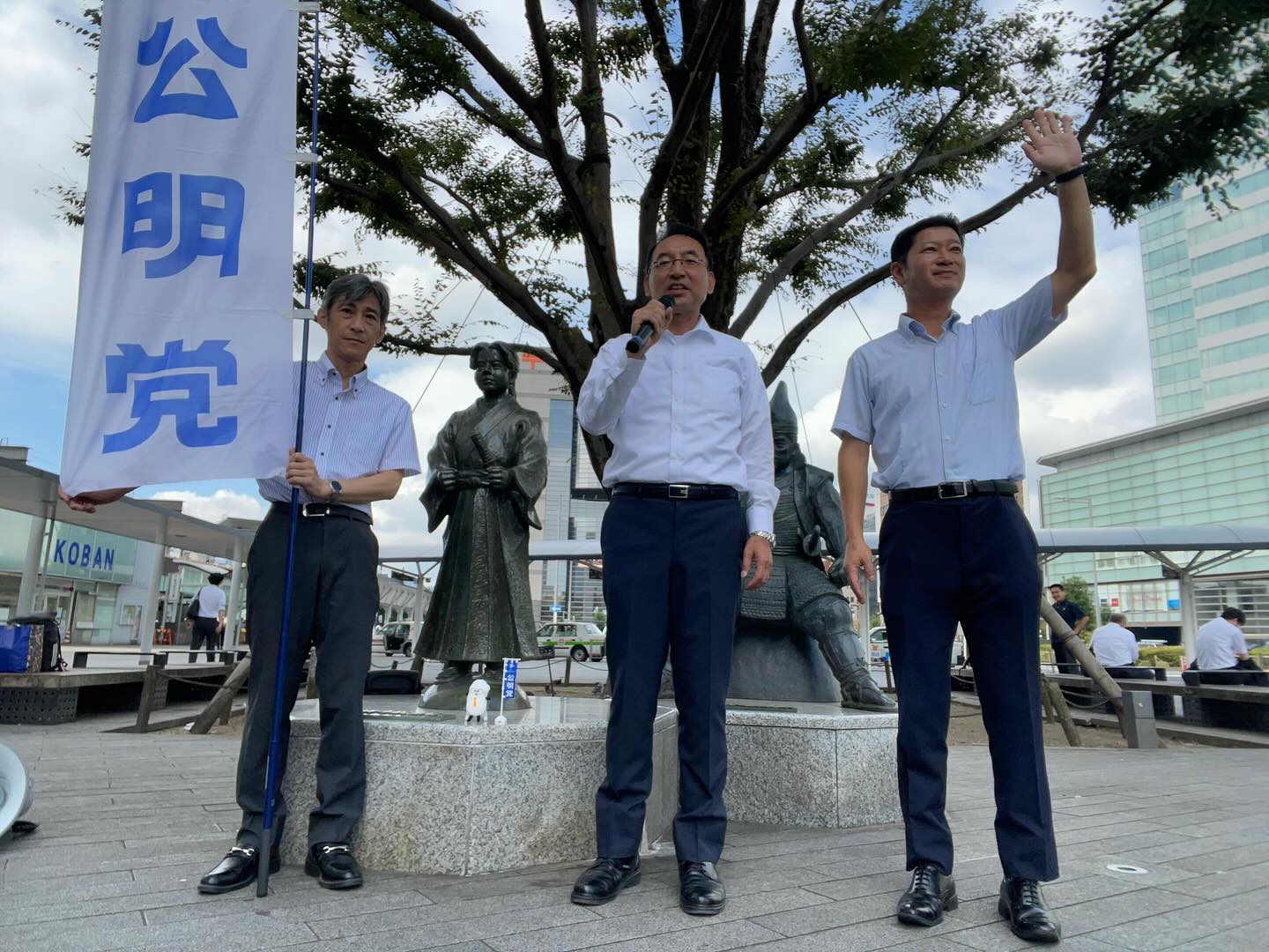 井上智仁 市議、加藤博男 市議と一緒に、静岡駅北口前の街頭演説