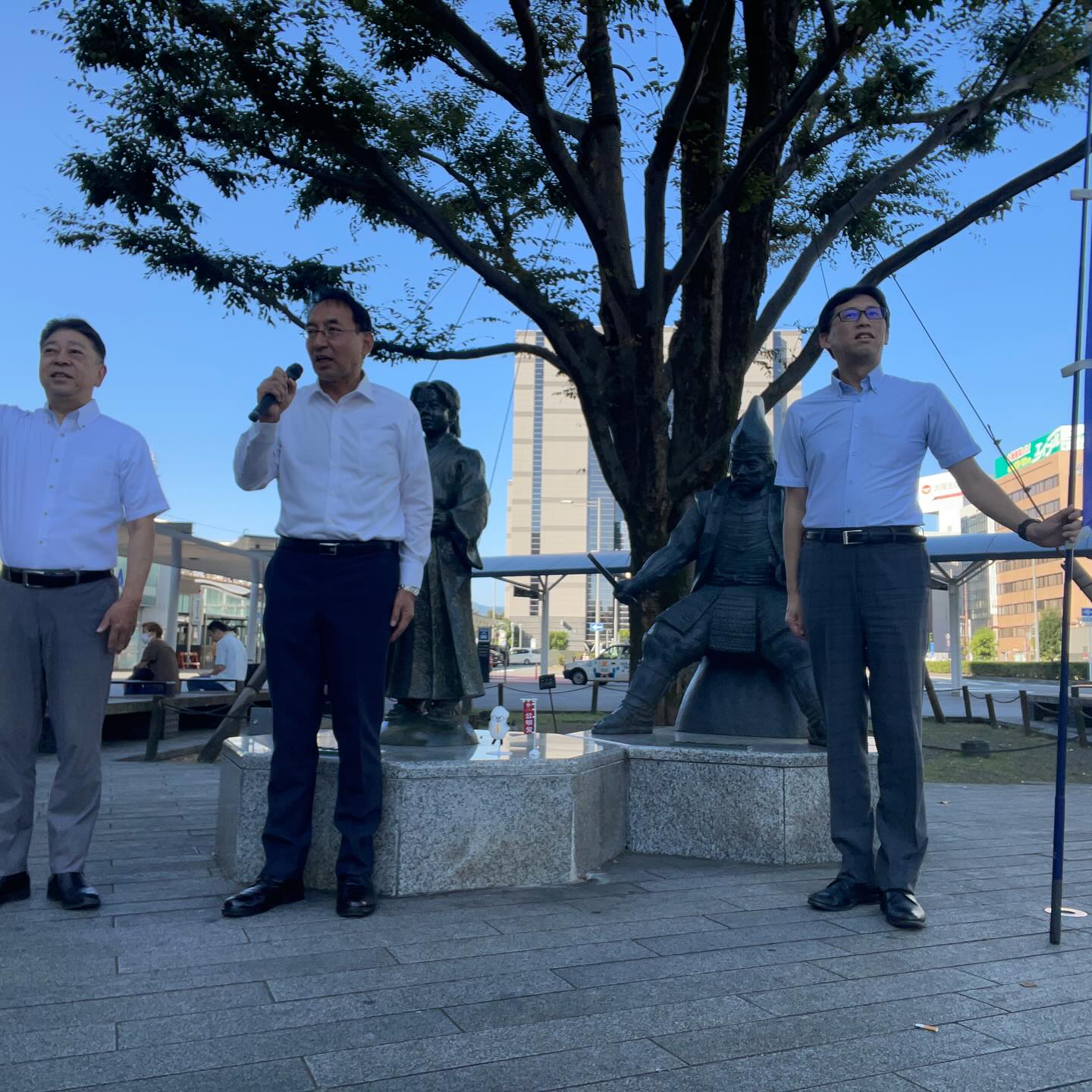 山本彰彦 県議、長島強 市議とともにに、月曜日恒例の静岡駅北口前での街頭演説