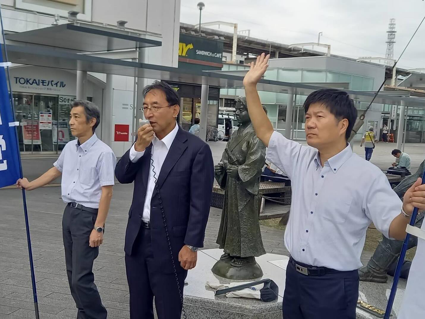 牧野正史 県議、井上智仁 市議、加藤博男 市議と一緒に、静岡駅北口前で街頭演