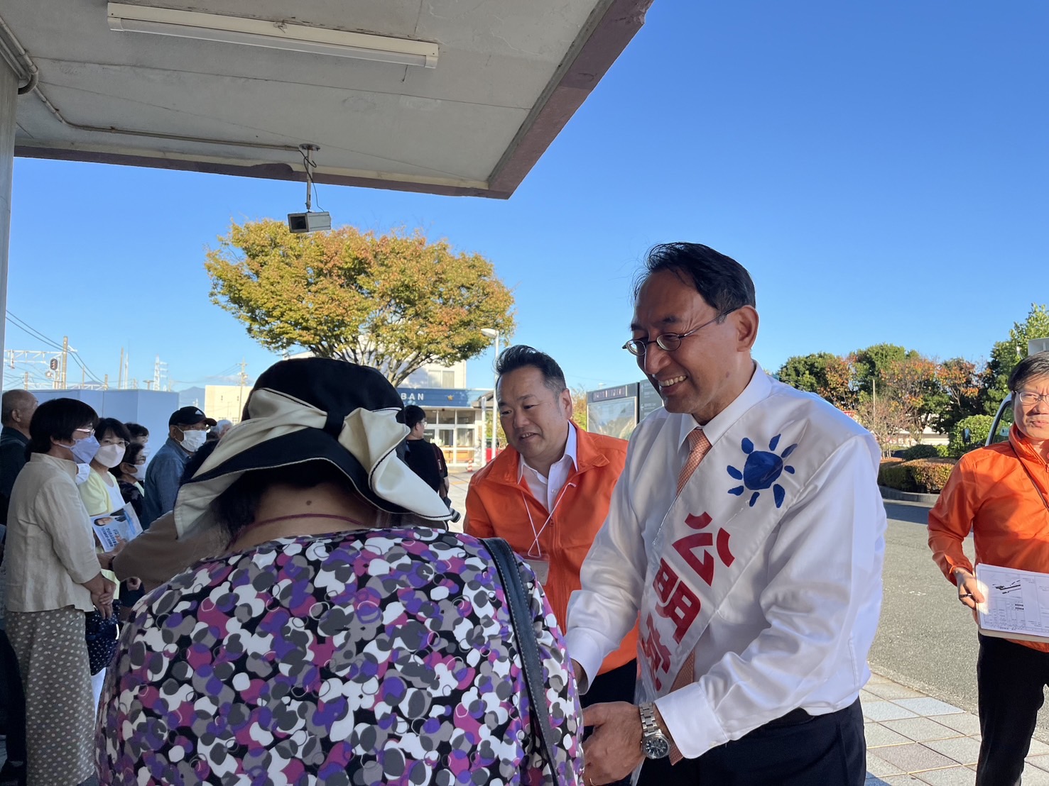 新蒲原駅で街頭演説を行い、線状降水帯の予測精度向上の重要性を訴えました