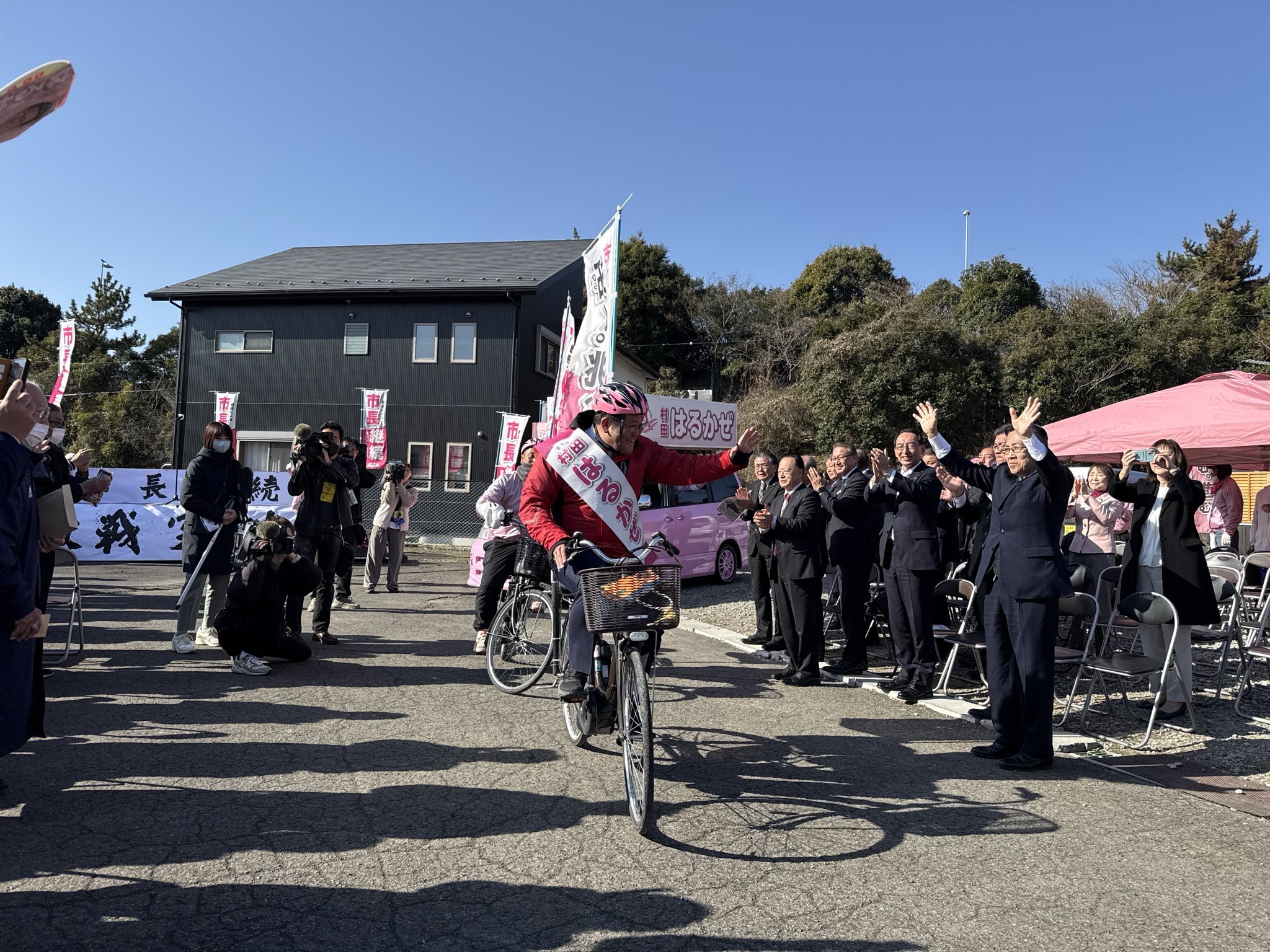 自転車で選挙活動に取り組む庶民派の市長、村田はるかぜ さん