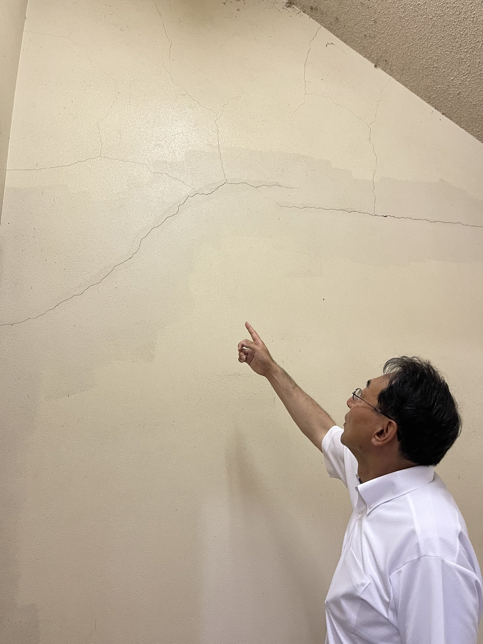 伊東市の雨漏りする図書館