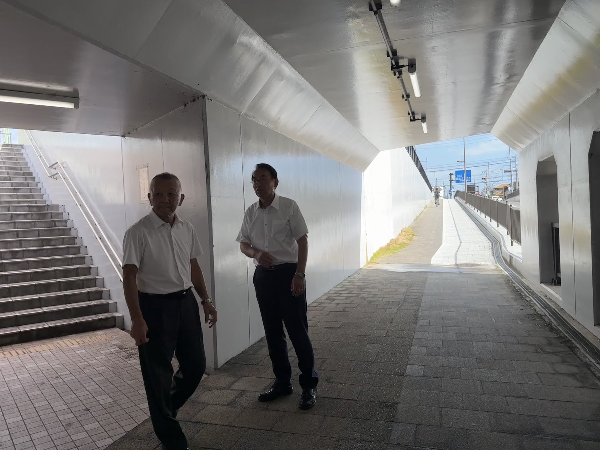 巴川水系の大沢川において、頻繁に氾濫が発生する箇所を大石直樹市議とともに確認