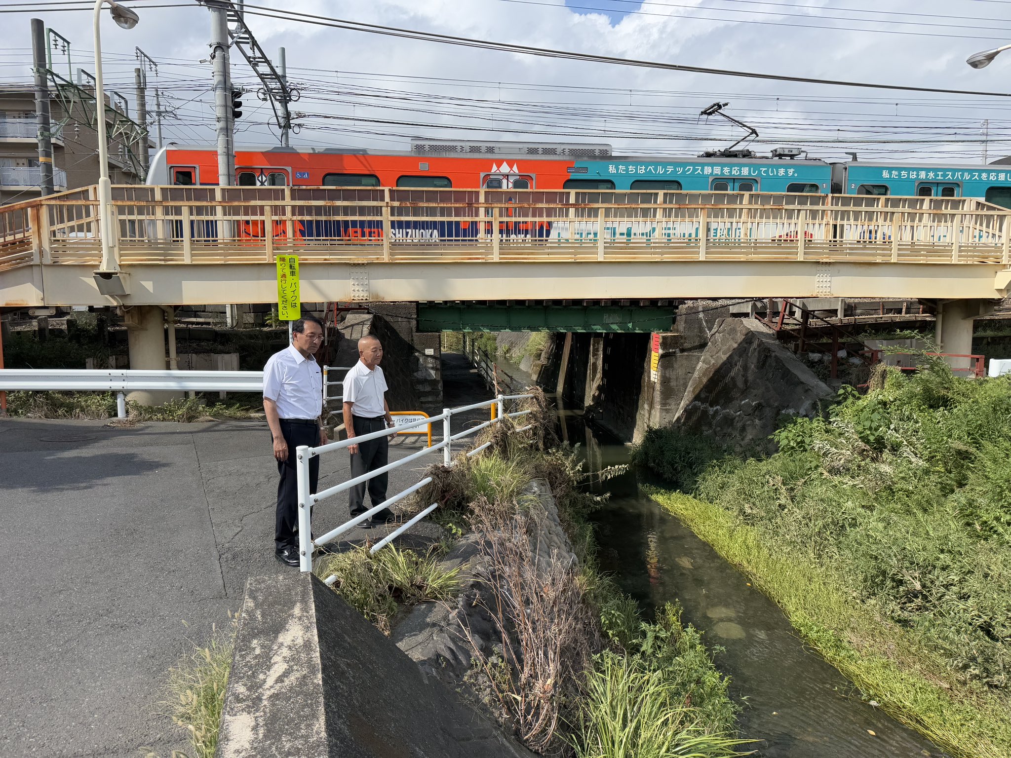 巴川水系の大沢川において、頻繁に氾濫が発生する箇所を大石直樹市議とともに確認