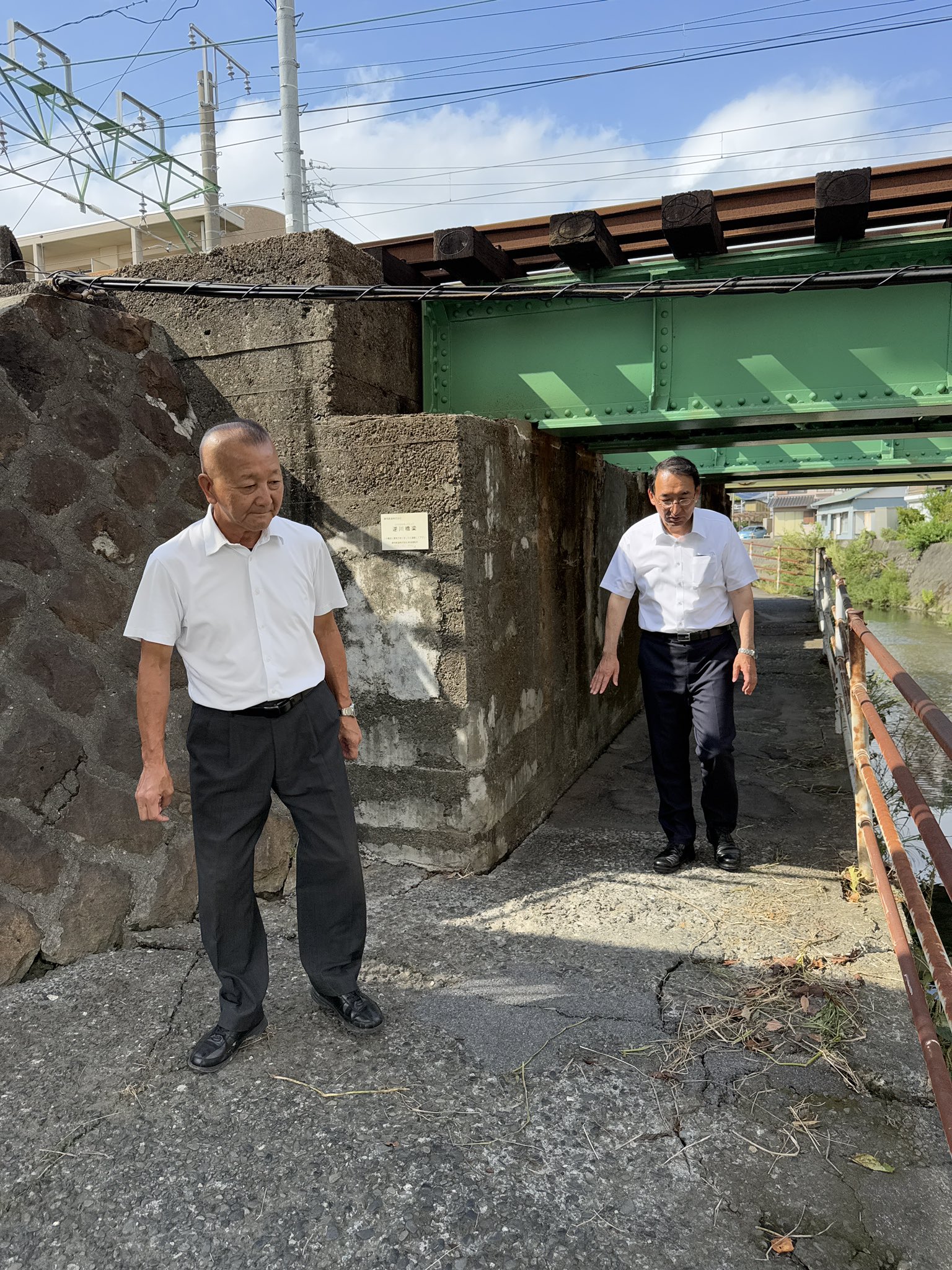 巴川水系の大沢川において、頻繁に氾濫が発生する箇所を大石直樹市議とともに確認