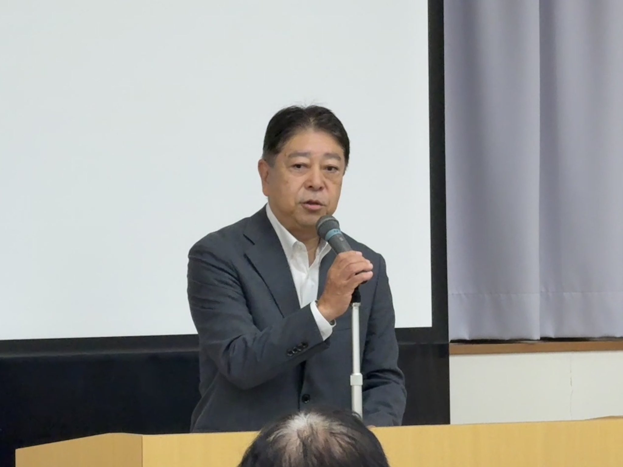 坂本やす子市議が、山本彰彦県議から支部長のバトンを受け継いで臨む初めての支部会