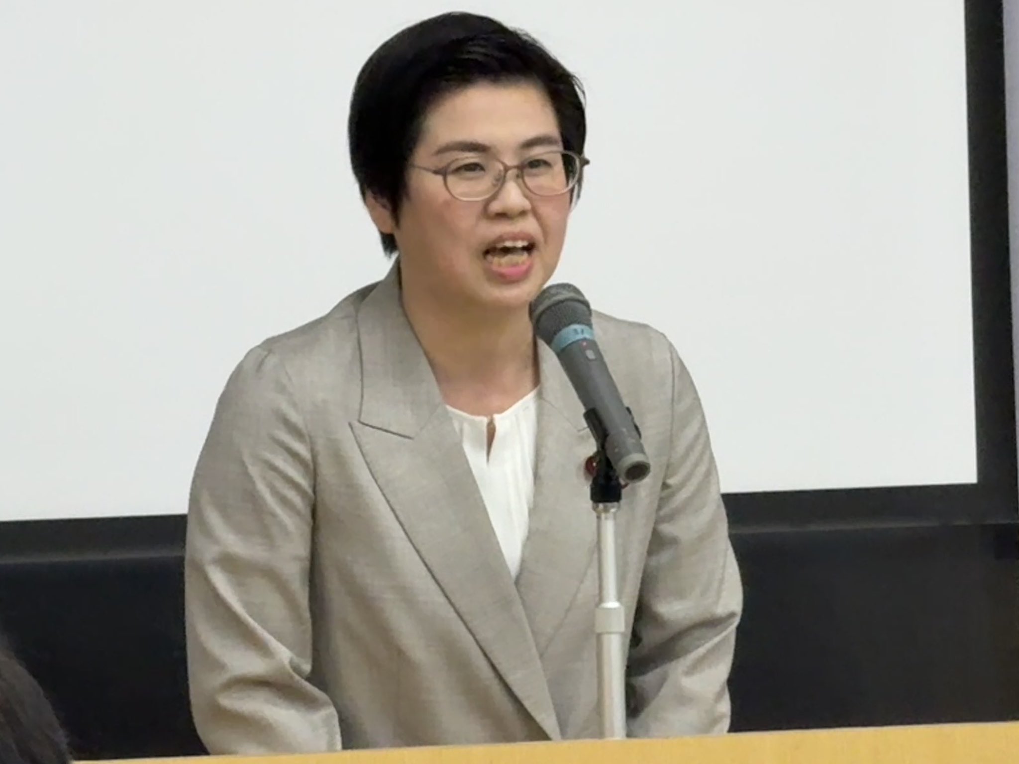 坂本やす子市議が、山本彰彦県議から支部長のバトンを受け継いで臨む初めての支部会
