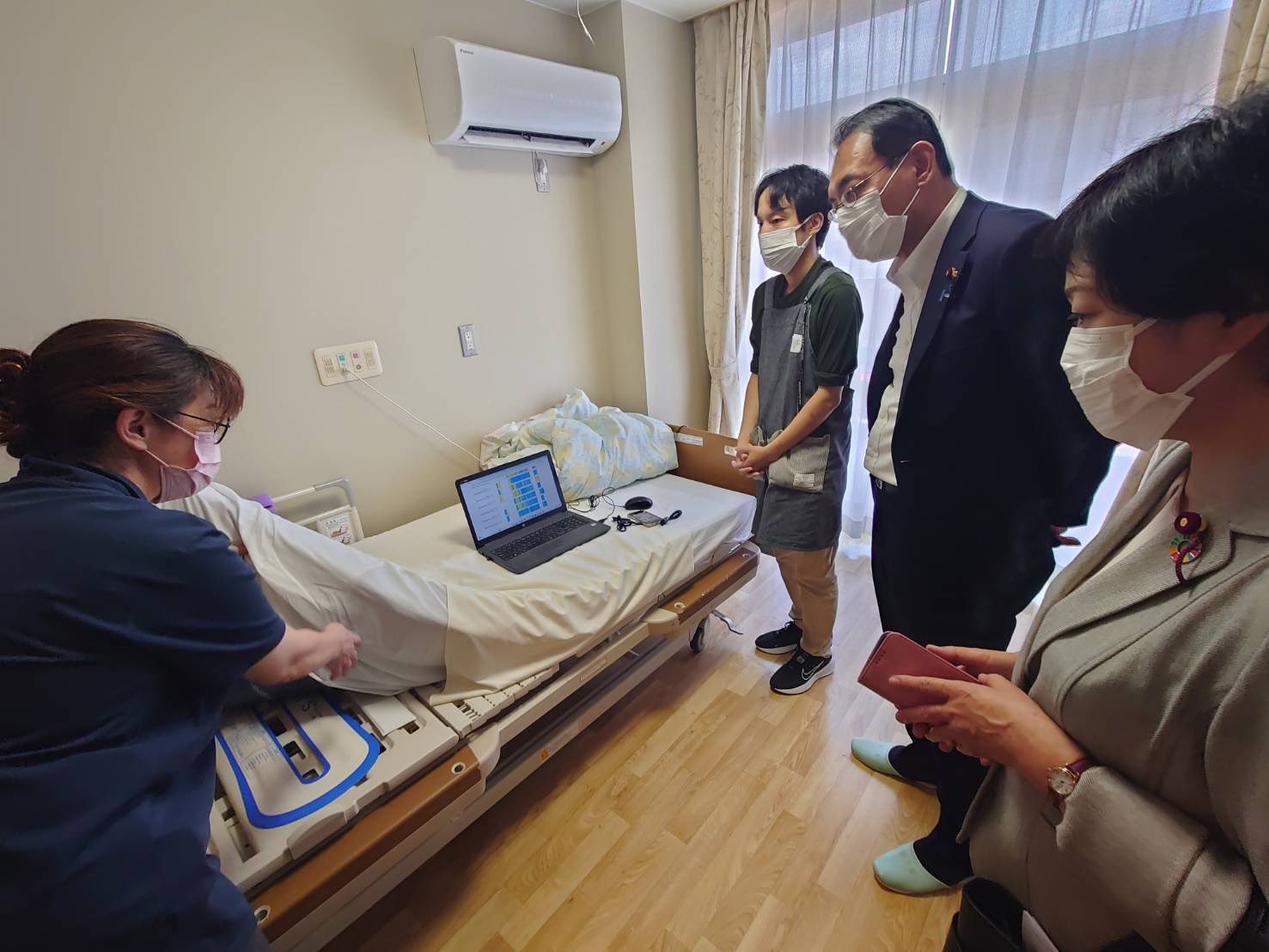 公明党の山崎とし子市議とともに、浜松市社会福祉協議会老人部会の皆様から、介護現場の課題を伺う