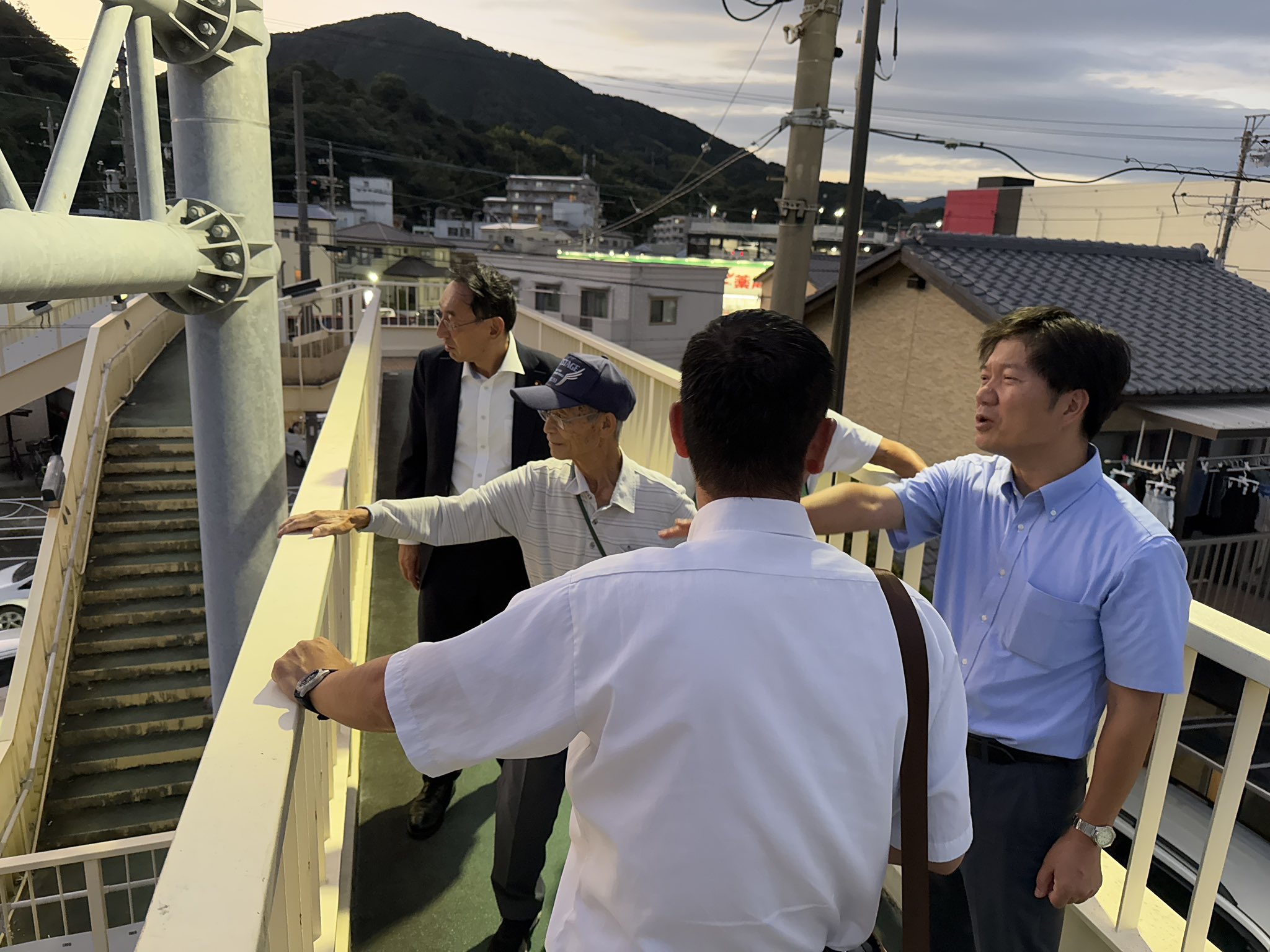 公明党の牧野まさし県議、加藤ひろお市議とともに、国道１号・駿河大橋周辺の渋滞状況を確認