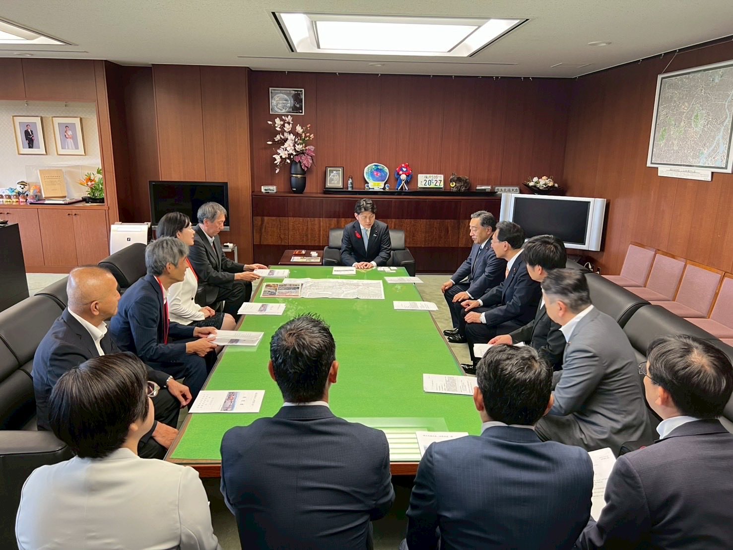 静岡市の吉田副市長、公明党静岡県議団（静岡市内選出）および公明党静岡市議団とともに、中野洋昌国土交通大臣に要望書を手交