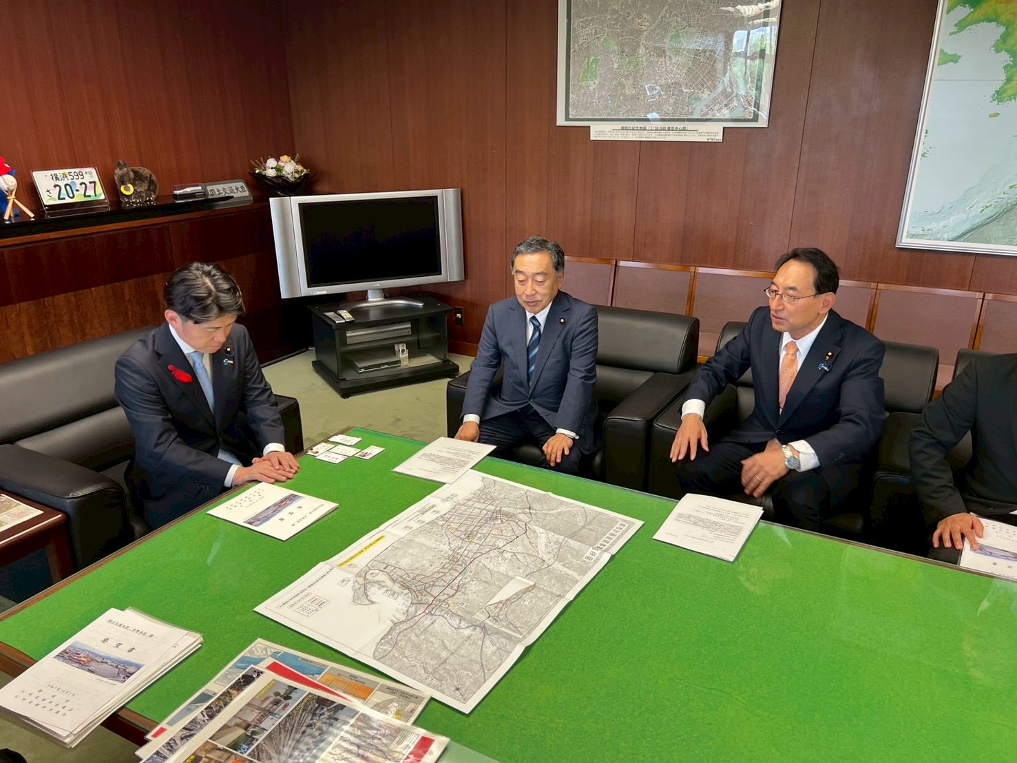 静岡市の吉田副市長、公明党静岡県議団（静岡市内選出）および公明党静岡市議団とともに、中野洋昌国土交通大臣に要望書を手交