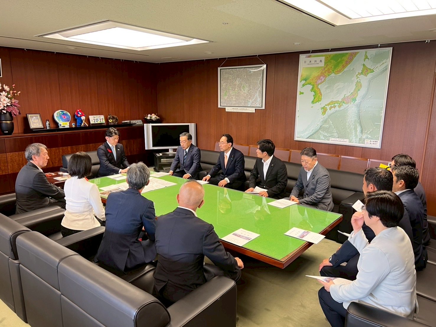 静岡市の吉田副市長、公明党静岡県議団（静岡市内選出）および公明党静岡市議団とともに、中野洋昌国土交通大臣に要望書を手交