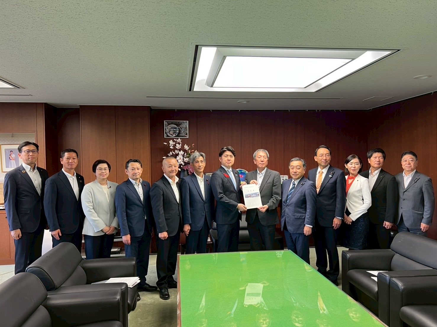 静岡市の吉田副市長、公明党静岡県議団（静岡市内選出）および公明党静岡市議団とともに、中野洋昌国土交通大臣に要望書を手交