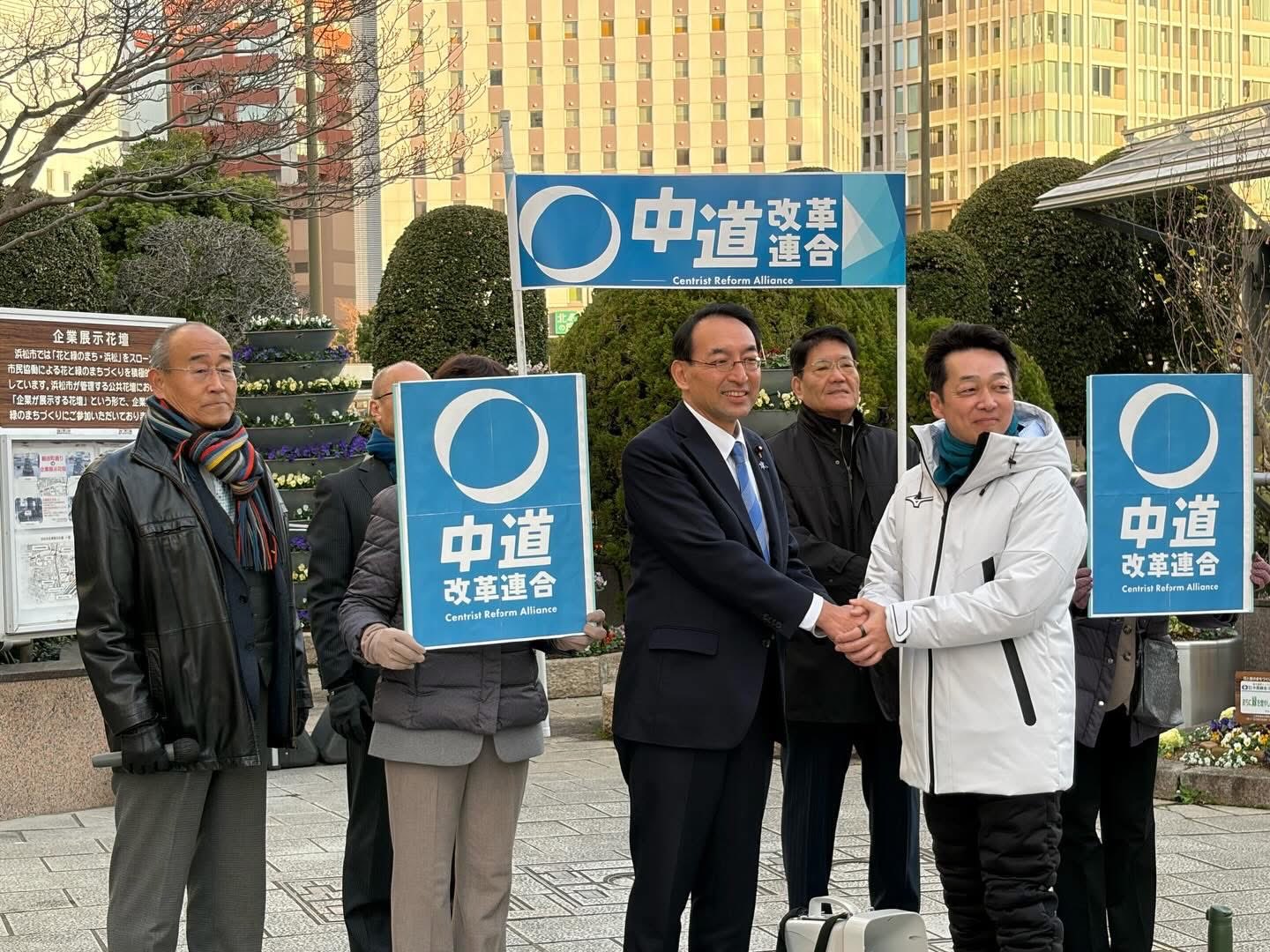 浜松駅前において源馬謙太郎衆議院議員とともに街頭演説を行い、中道改革連合としての実質的な活動を開始