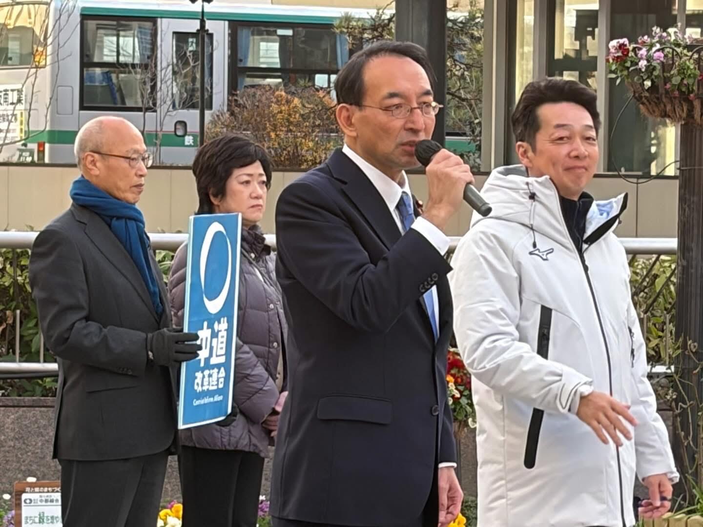 浜松駅前において源馬謙太郎衆議院議員とともに街頭演説を行い、中道改革連合としての実質的な活動を開始