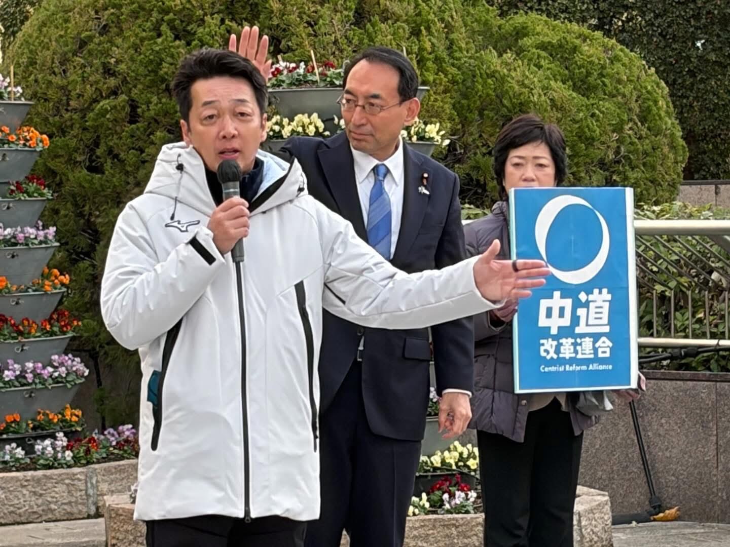 浜松駅前において源馬謙太郎衆議院議員とともに街頭演説を行い、中道改革連合としての実質的な活動を開始