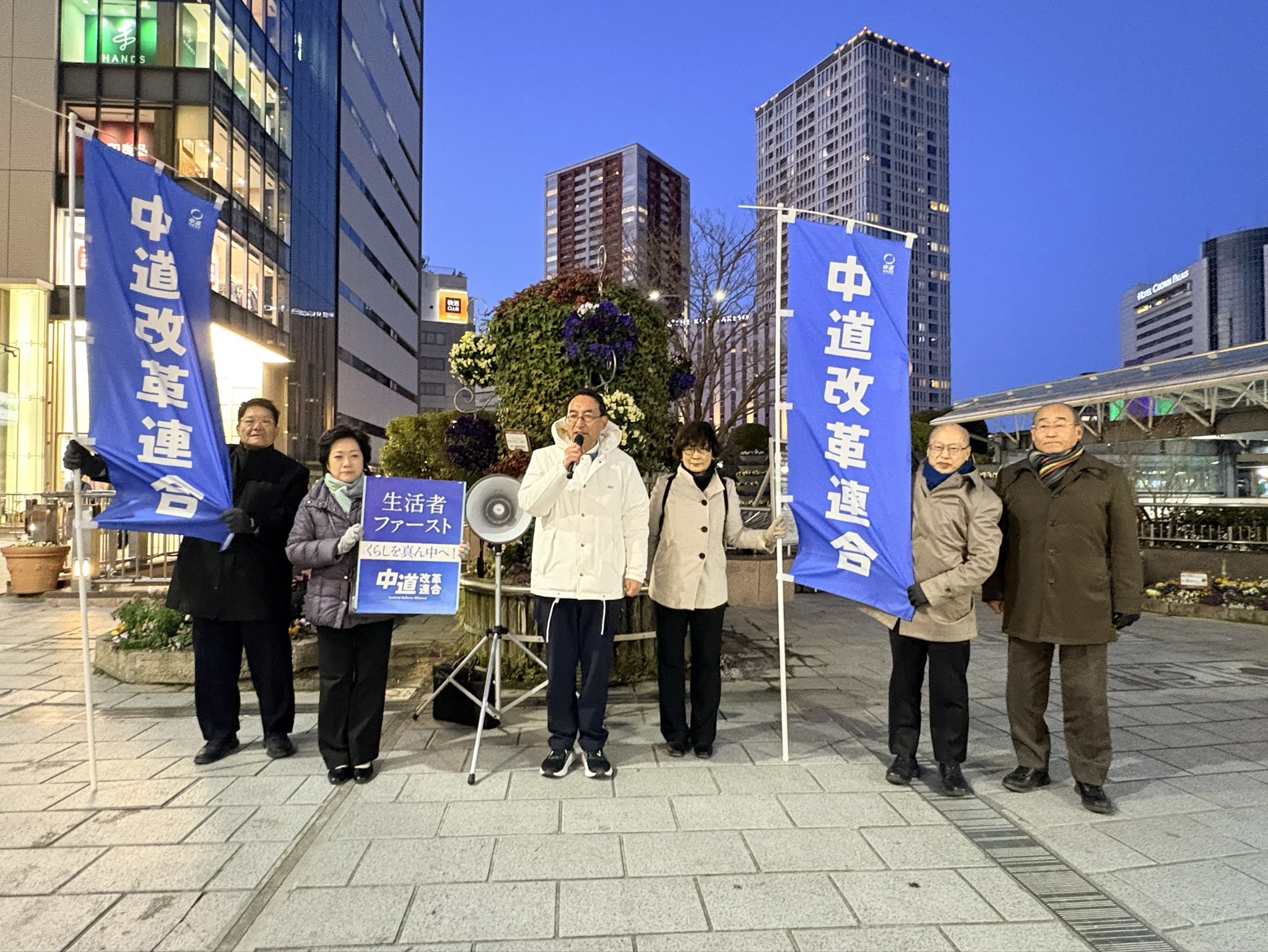 交わした一つひとつの握手からは、腐敗した「政治とカネ」の問題に終止符を打ってほしいとの切実な思いが