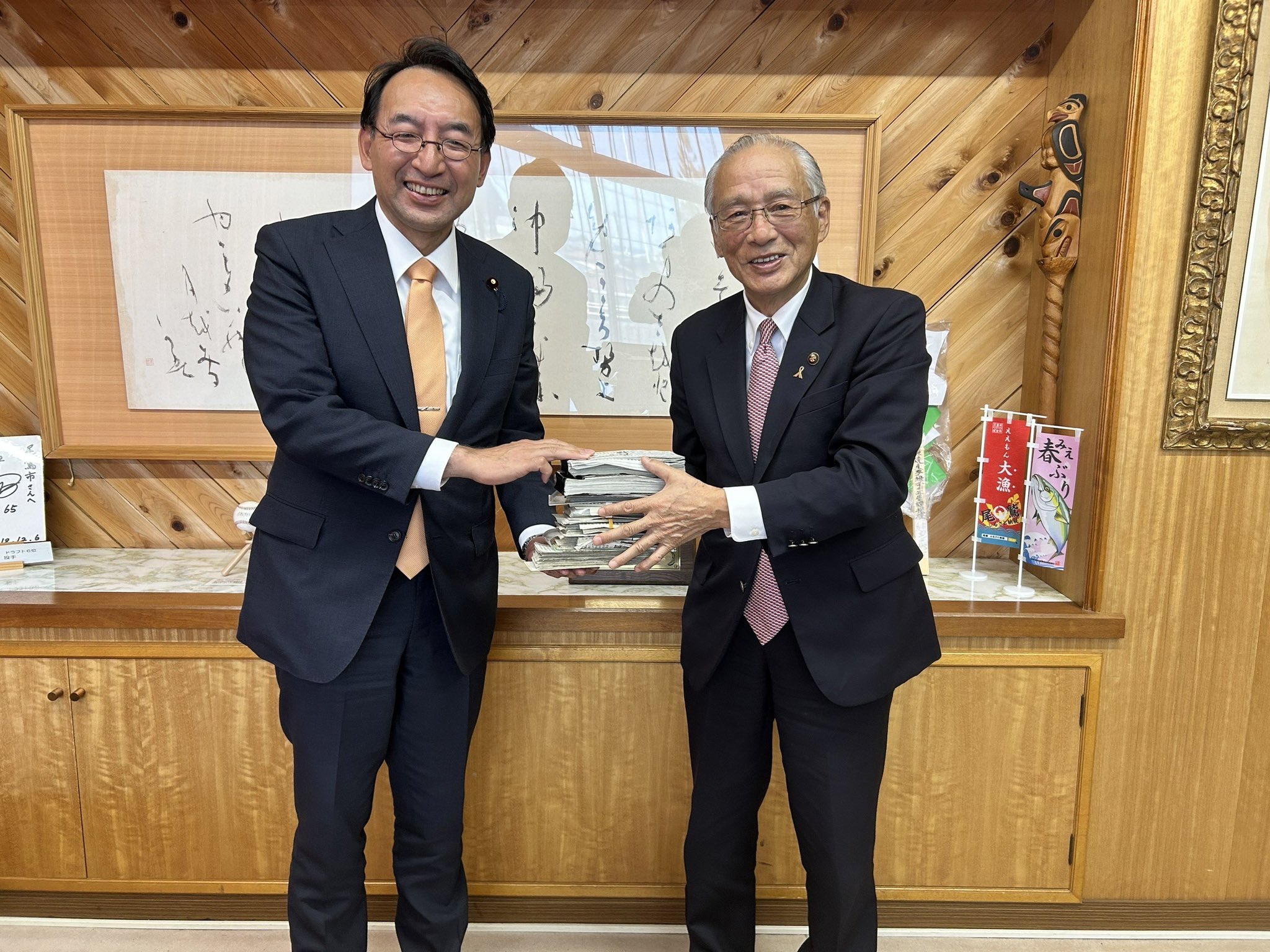 尾鷲市の加藤千速市長は公明新聞の熱心な愛読者で、一面コラム『北斗七星』を切り抜き、様々な場面で引用しているとのこと