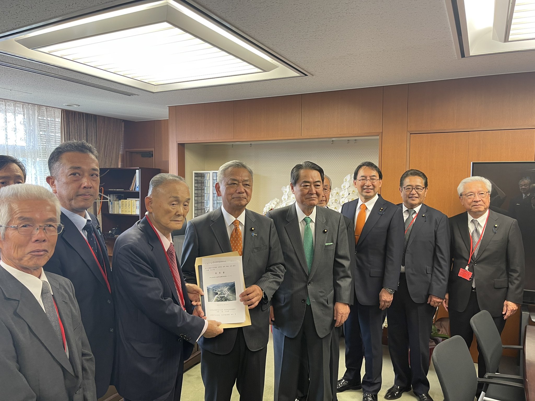 伊豆縦貫自動車道建設促進や下田港整備促進に関する要望書を受け取りました