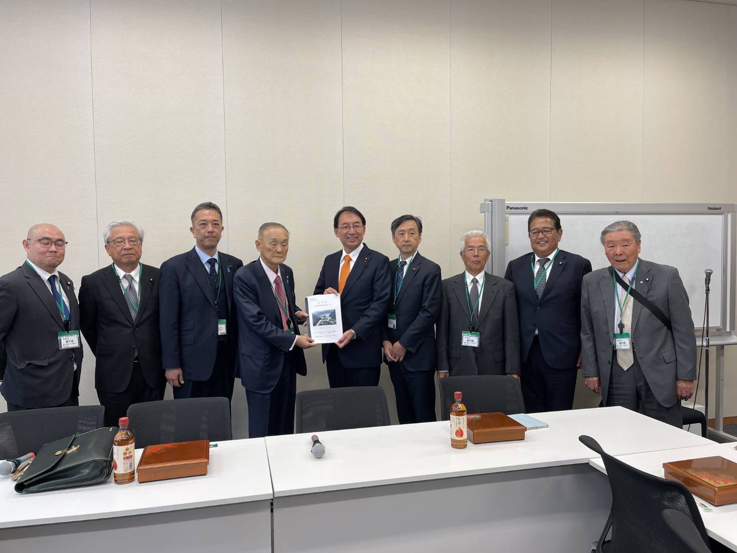 伊豆縦貫自動車道建設促進や下田港整備促進に関する要望書を受け取りました