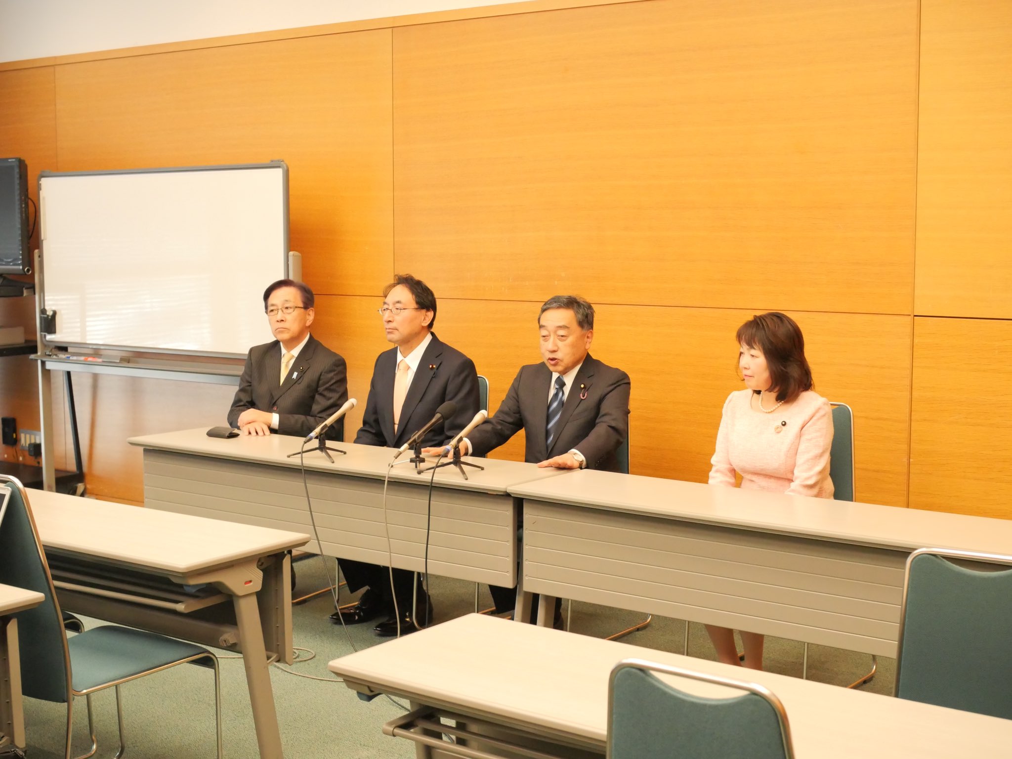 上田勇 参院議員が代表に選出され、再任された 蓮池章平 代表代行、早川育子 幹事長