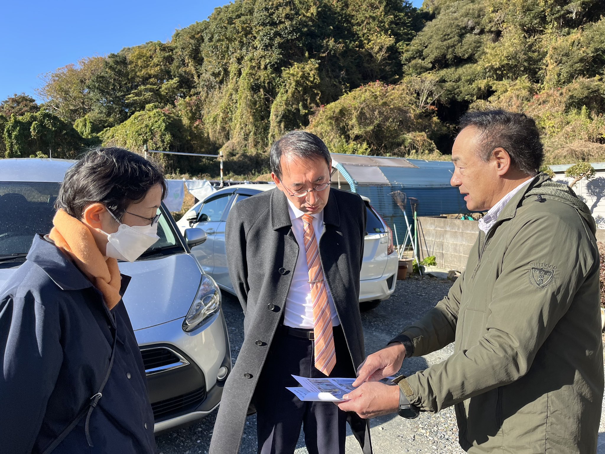 織部ひとみ 市議とともに菊川市内を回り、さまざまなご要望を伺いました。