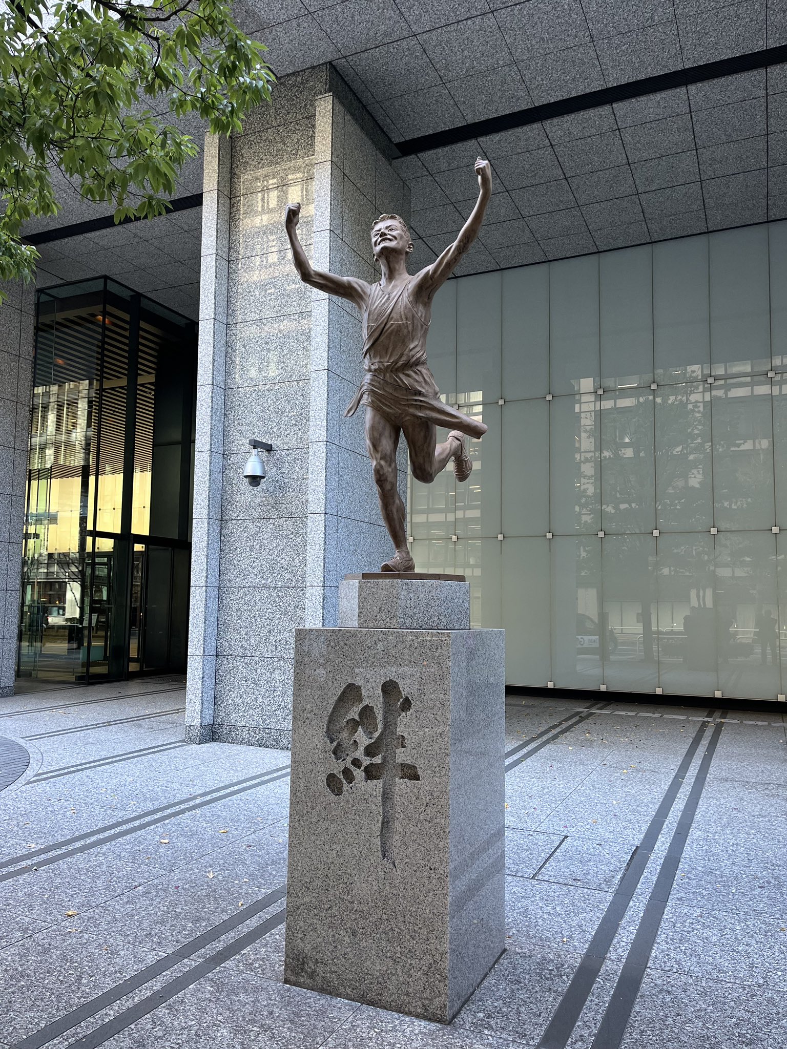 ランナーがゴールテープを切る瞬間を表現した「『絆』の像」