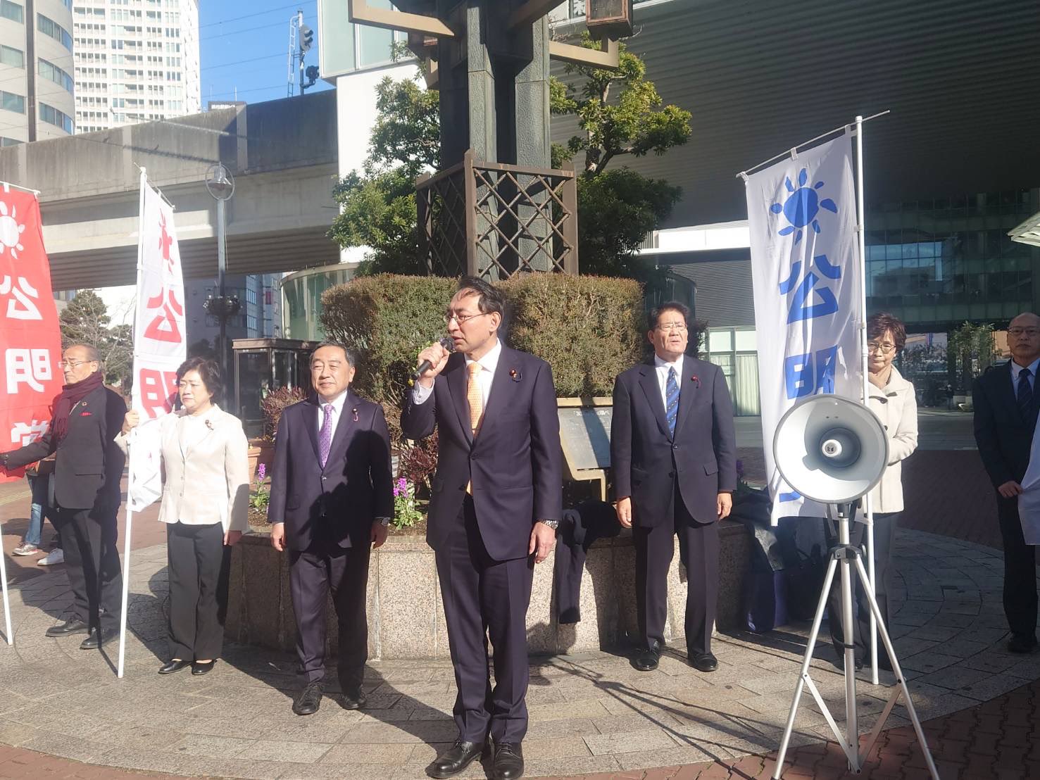 浜松駅前では、浜松市議会議員（黒田豊、松下正行、幸田恵里子、丸英之、山崎とし子）の皆様と