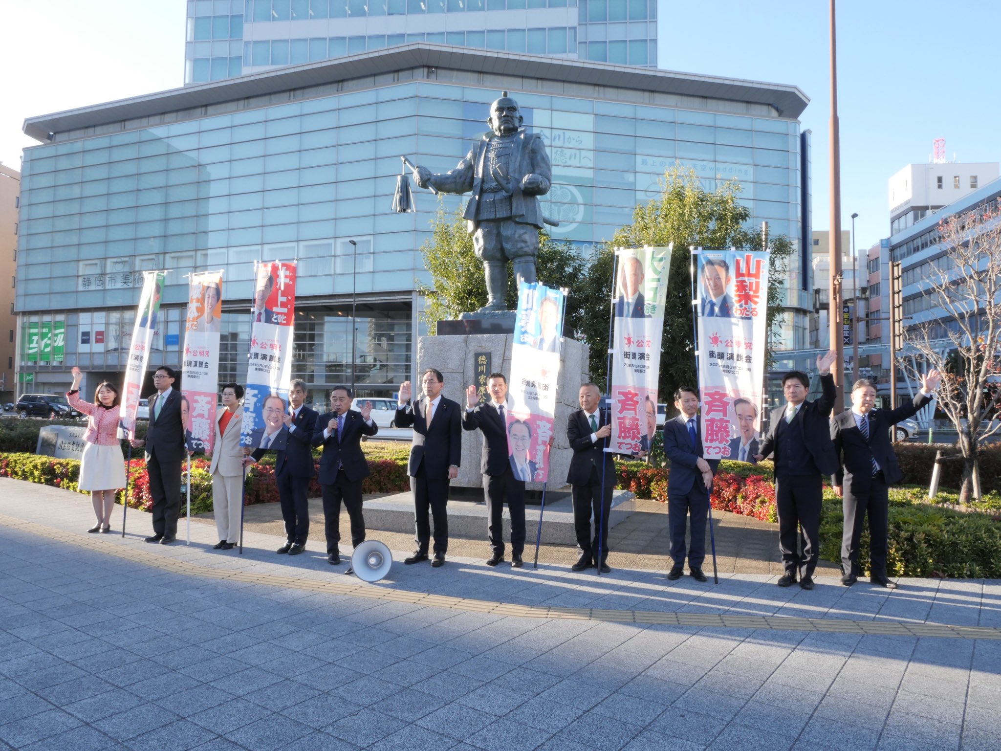 静岡駅前では、静岡県議会議員（盛月寿美、牧野正史、山本彰彦）の皆様と、3月に行われる静岡市議選に挑戦する6名の候補者（現職：長島強、井上智仁、加藤博男、大石直樹、山梨渉、新人：坂本やす子）