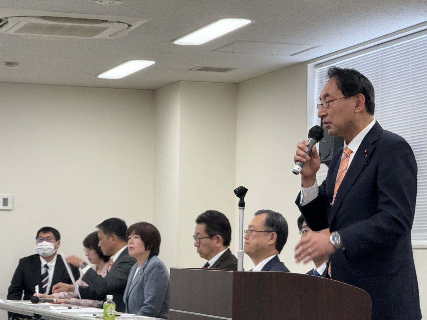 公明党愛知県本部議員総会が開催され、参議院選挙に挑戦する現職の安江伸夫さん（愛知県選挙区）、新妻秀規さん（比例区）が力強い決意