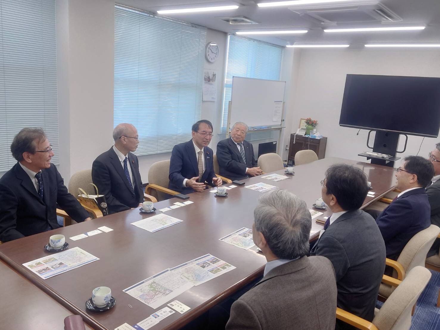 浜松市議会議員の 丸英之 さんと一緒に豊橋市内の企業で挨拶